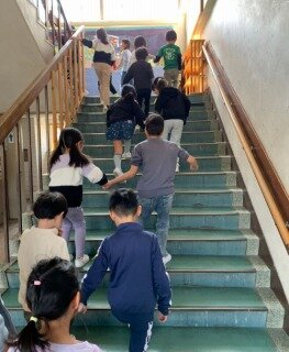 s-250409１年生校内探険.jpg
