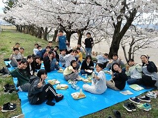 260409　６年３組お花見給食.jpg