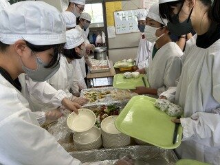 ビュッフェ給食.jpg