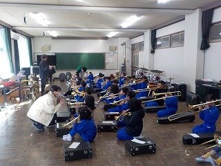金管演奏体験 (3).jpg