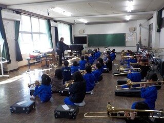 金管演奏体験 (4).jpg