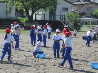 全校石ひろい (1).jpg