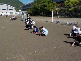 全校石ひろい (2).jpg