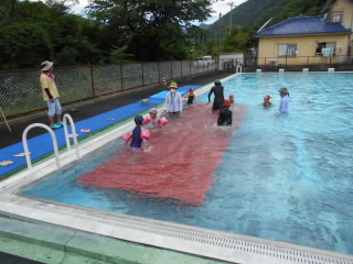 水遊び園児との交流.JPG