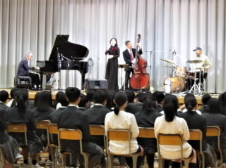 r7043005.jpg