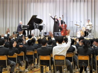 r7043006.jpg
